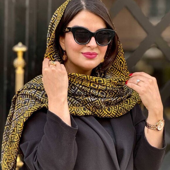 Loewe LW40126I 72E Round Sunglasses – Shiny Pink\Grey - Picture 2 of 10